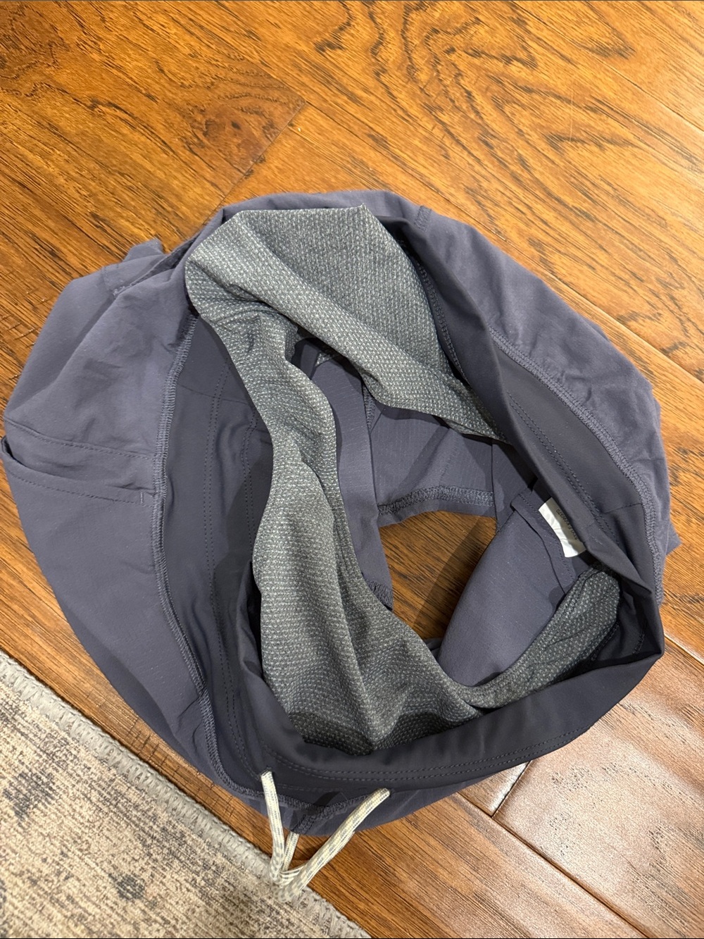 Vuori women’s shorts size small - Picture 2 of 3